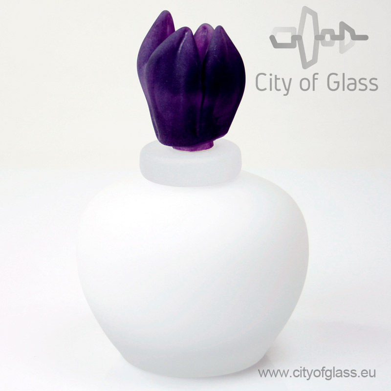 witte urn met paarse tulp